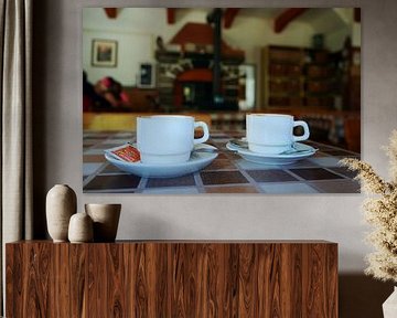 Deux tasses de café dans une auberge en Autriche sur Artmotifs Eve