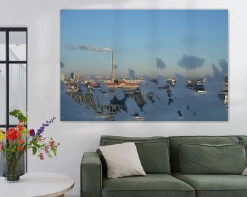Industriële Skyline van Berlijn omrand door IJspatronen van Minimalistiche reisfotografie by.Rieneke