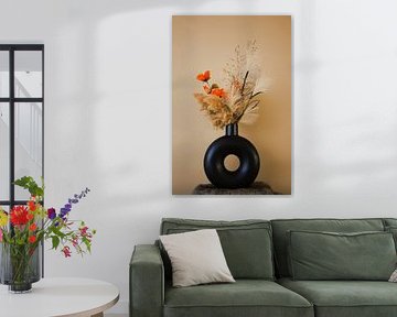 Moderne Gelassenheit - Blumen in schwarzer runder Vase Porträt