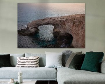 Felsenküste der Insel Zypern, Natürlicher Felsenbogen in Ayia Napa auf der Insel Zypern von Helga Golubew