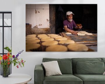 Un boulanger sort des pains du four à Marrakech