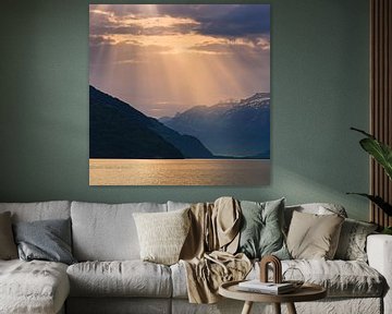 Het meer van Thun schittert onder een sluier van gouden zonnestralen van Henk Meijer Photography