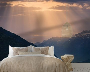 Het meer van Thun schittert onder een sluier van gouden zonnestralen