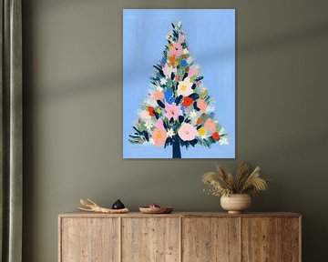 Bloemrijke kerstboom tegen blauwe lucht van But First Framing