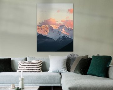 Besneeuwde bergtoppen van rendy okta
