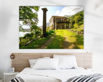 Verlaten villa aan het meer van Truus Nijland