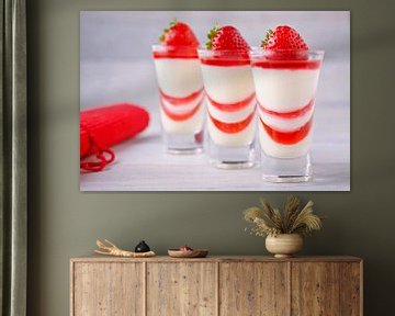 3 dessertglaasjes met pannacotta en aardbeiengelei.