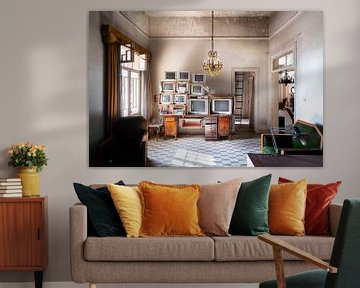 Verlaten Kamer met Oude Televisies. van Roman Robroek - Foto's van Verlaten Gebouwen