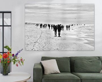 Mensen in de Herfst aan het Strand - Noordwijk aan Zee - Nederlandse Kust - Zwart-wit fotografie van VenVision Art