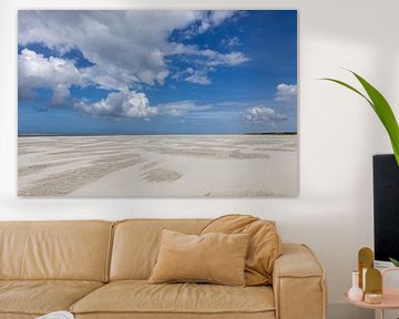 Verlassener weißer Sandstrand mit Muscheln und blauem Himmel mit Wolken von Ton Hazewinkel