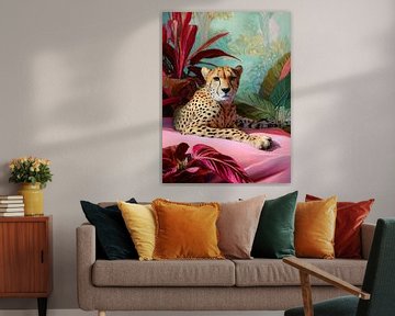 Rustende cheeta op roze bed tussen tropische bladeren
