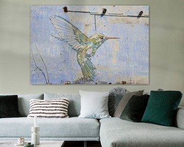 Levendig kolibrie-muurschildering op blauwe muur van Minimalistiche reisfotografie by.Rieneke