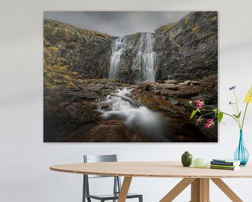Kleine waterval bij Bøur van Thomas Heins