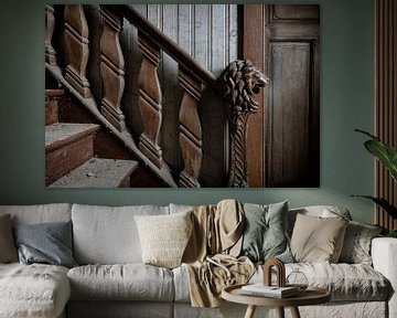 Ein Löwenkopf bewacht die Treppe