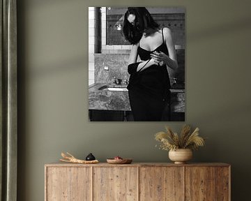 Portret vrouw zwart wit van Liesbeth Govers voor Santmedia.nl