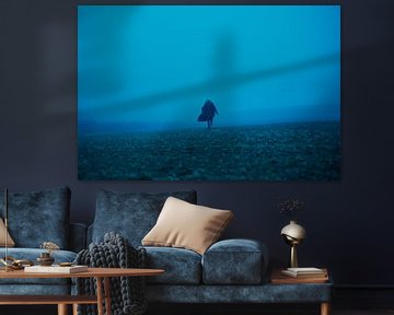 Personnage dans un paysage bleu brumeux sur Jesse G