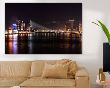 Rotterdam by Night - Erasmus Bridge and skylineDans cette photo, vous pouvez voir le pont Erasmus dans toute sa splendeur, étroitement éclairé sur la ligne d'horizon de Rotterdam. Les lumières de la ville se reflètent sur l'eau de la Meuse, donnant à l'image un aspect vivant. À gauche, on aperçoit les gratte-ciel modernes, à droite, l'imposant bâtiment De Rotterdam. L'ensemble forme un paysage urbain reconnaissable et puissant. sur Glenn Vlekke