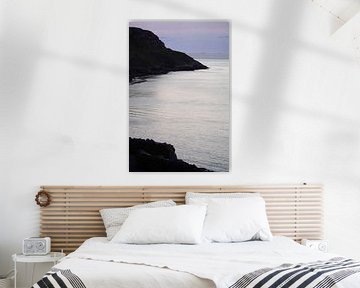 Ein harter Kontrast von Felsen und Meer bei Sonnenuntergang von Aron.jpg