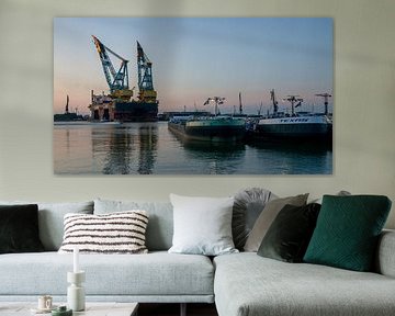 De haven van Rotterdam in de schemering van scheepskijkerhavenfotografie