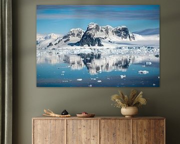 Antarctische Bergen in Reflectie van Nancy Pauwels Photo