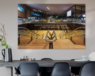 Ruimte scheidt de lichamen, niet de geesten spreuk in het  Centraal Station in Rotterdam van MS Fotografie | Marc van der Stelt