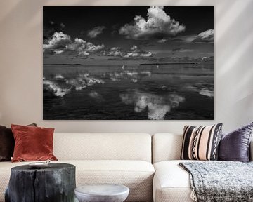 Wolken reflectie in het water met zilverreiger op de achtergrond van Michèle Huge