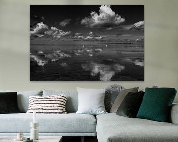 Wolken reflectie in het water met zilverreiger op de achtergrond van Michèle Huge