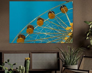 Grande roue avec chariots jaunes