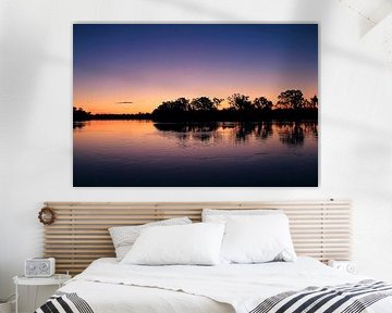 Schemerreflecties over kalm water van Inspiration