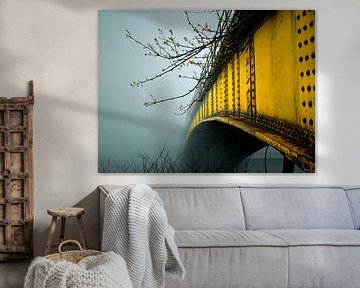 Gelbe Reflexionen: Brücke am Ufer von Karina Brouwer