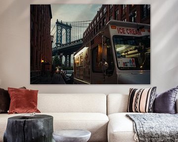 Het straatleven van New York tegen de achtergrond van een iconische brug van NZME Photography