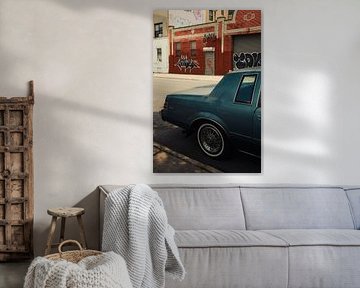 Straatstijl en graffiti: klassieke auto voor Brooklyn muur