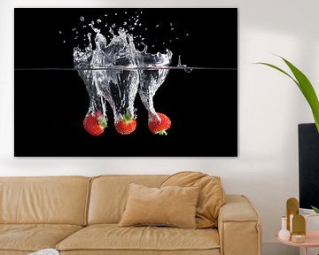 Dynamic picture of a strawberry splash by Henny Brouwers