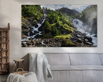 Låtefossen in Norwegen – Kraftvoller Wasserfall inmitten saftigen Grüns