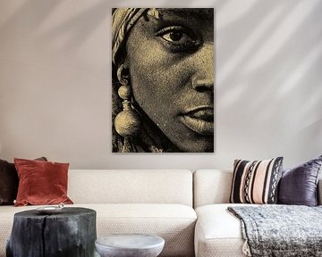 Nahaufnahme einer afrikanischen Frau mit Kopftuch und rundem Ohrring