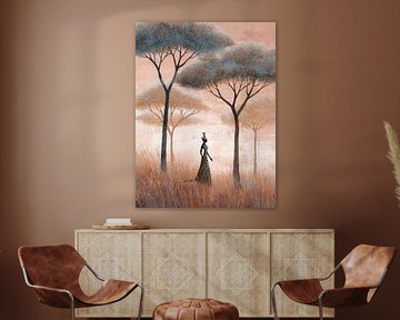 Elegante Afrikaanse vrouw in de savanne tussen hoge bomen en warm avondlicht
