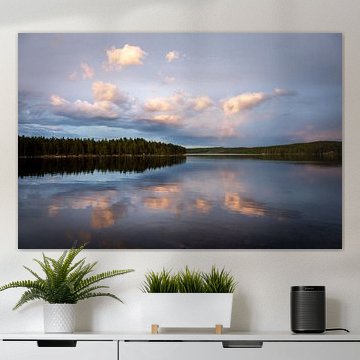 Zweeds meer bij avondlicht