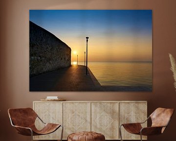 Promenade en bord de mer à Porec avant le coucher du soleil