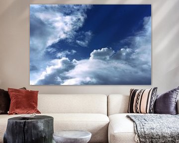 Wolken en een blauwe hemel van Linda van Miltenburg