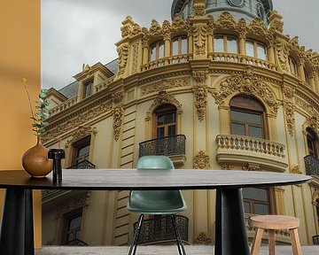 Architectonisch hoogtepunt in Spanje: prachtig herenhuis tegen een bewolkte hemel