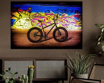 Fatbike vor leuchtendem Graffiti-Hintergrund