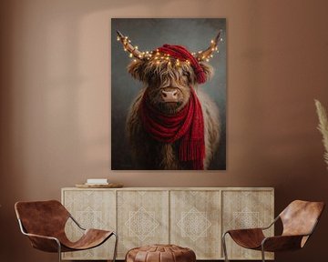 Schotse hooglander portret met kerstverlichting en rode winteraccessoires van But First Framing