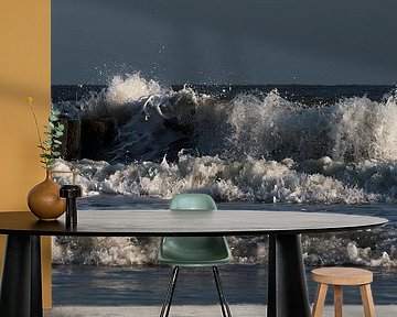 Urlaubsgefühl: Plätschernde Wellen auf den Wellenbrechern in Zeeland von Marjolijn van den Berg