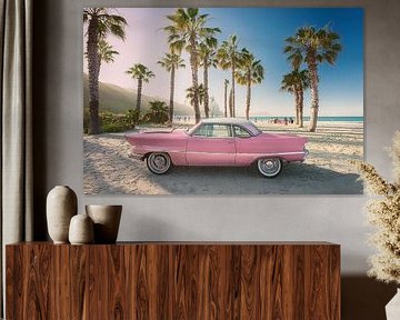 Chevrolet rose des années 1960 sur une plage ensoleillée avec des palmiers