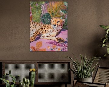 Rustende cheeta op roze doek omringd door tropische bladeren en kleurrijke bloemen