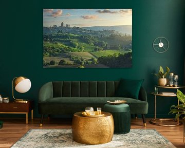 Torens van San Gimignano boven wijngaarden bij zonsondergang van Stefano Orazzini