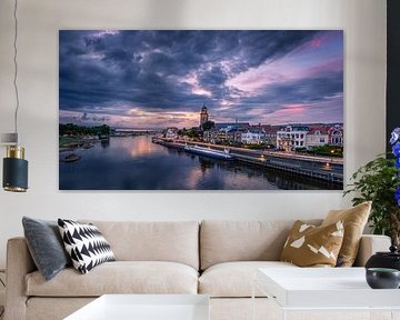 Bewolkte zonsondergang skyline Deventer