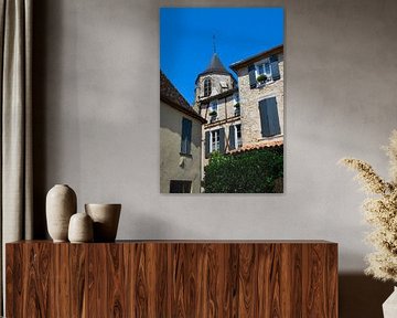 Typische französische Straße in einem Dorf in der Dordogne. Hölzerne Fensterläden, Laternen, Steinmauern.