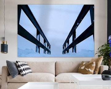 Laag perspectief van een besneeuwde brug van Double u photography