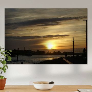 Waterweg met lage zon in Maassluis